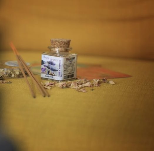 Räucherstäbchen und Glasgefäß für Entspannung und Meditation